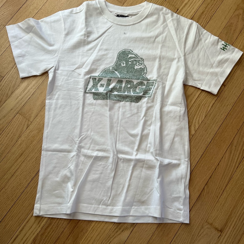 Men’s Size medium on this XLarge brand Graphic Tee very high quality!